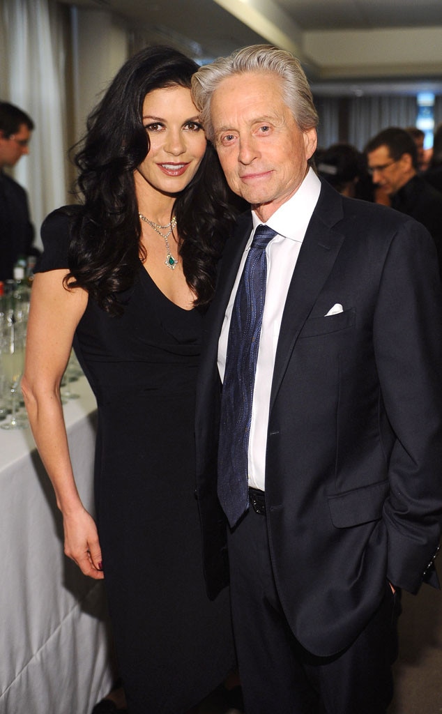 Catherine Zeta-Jones cởi đồ dự sinh nhật Michael Douglas