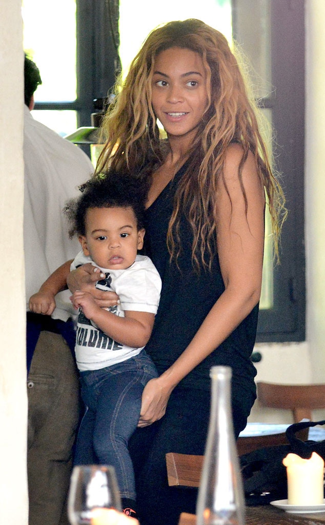 Beyoncé và Blue Ivy thưởng thức bữa trưa tại Paris
