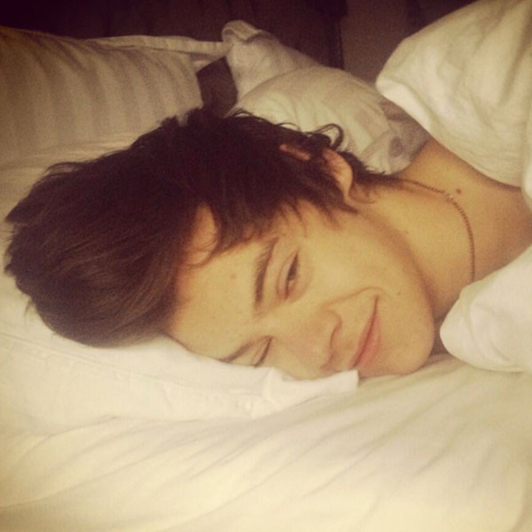 1d S Harry Styles Cuddles Up In Bed See The Pic E Online Ca