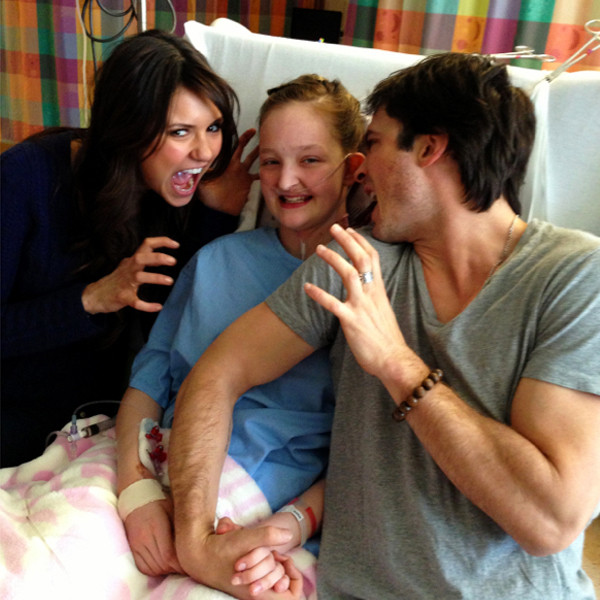 Ian Somerhalder Und Nina Dobrev Besuchen Kranken Vampire Diaries Fan Vor Lungentransplantation E Online Deutschland In fact, the vampire diaries star tells e! ian somerhalder und nina dobrev