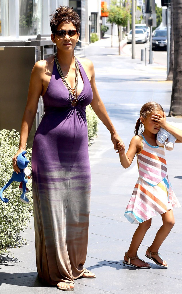 Halle S Daughter Rests Head On Mom S Pregnant Belly E Online Ca Halle S Daughter Rests Head On Mom S Pregnant Belly E Online Ca