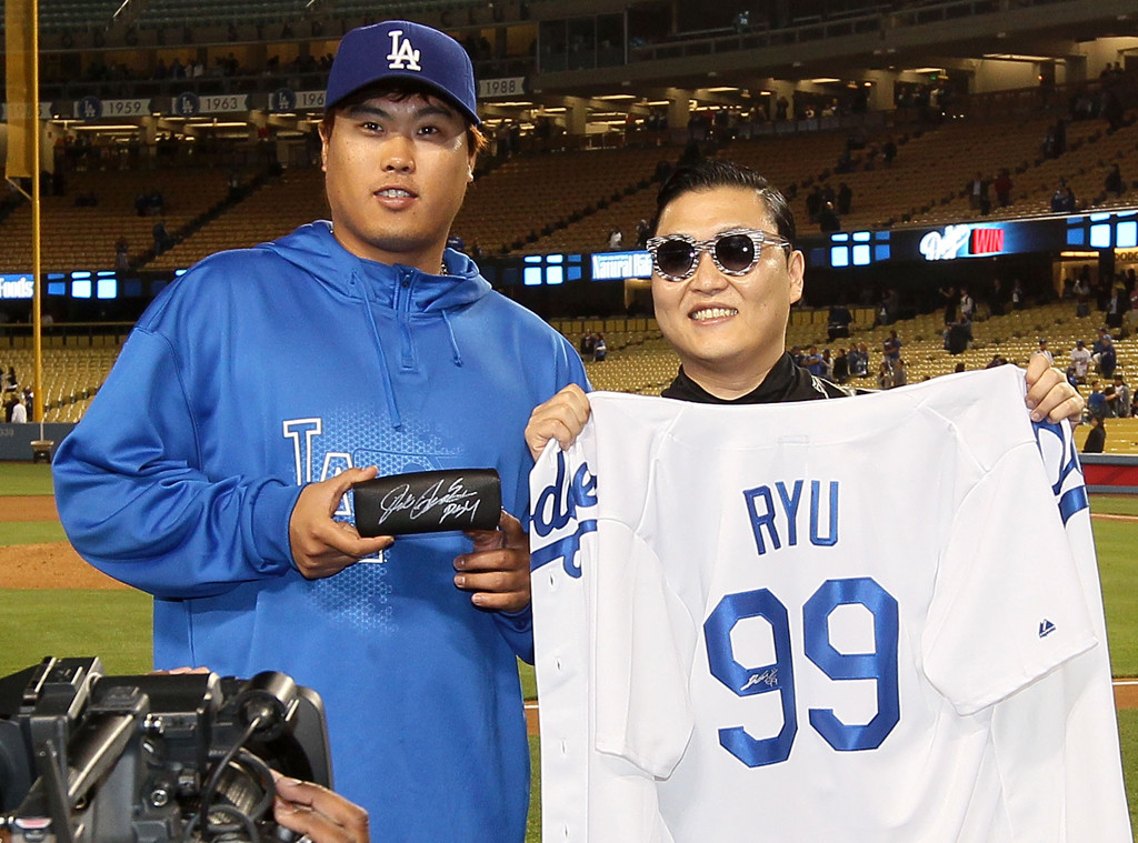 Gentleman Ryu Hyun-Jin gives jersey to Psy after Dodgers beat Rockies, MLB