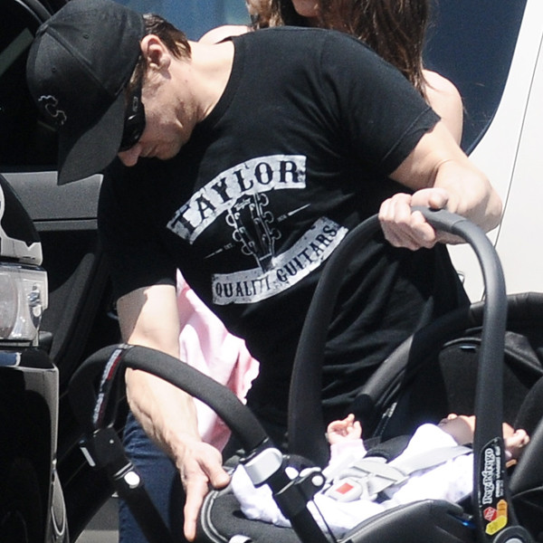 Jeremy Renner Meet Baby Daughter Ava! E! Online