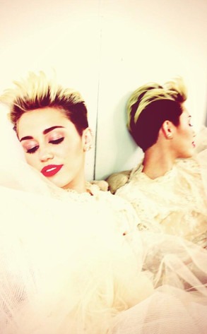Miley Cyrus Wears White Dress In Twitpic E News France