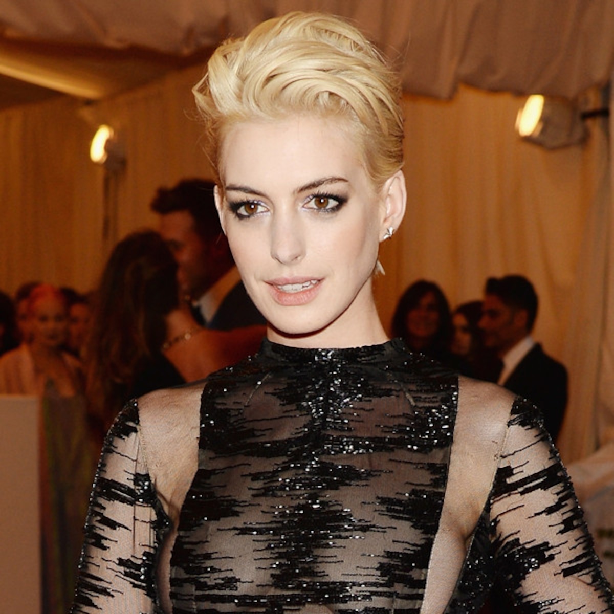 Met Gala Anne Hathaway Goes Blond E Online
