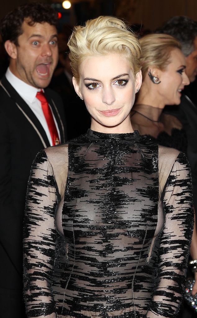 Anne Hathaway Photobombed by Joshua Jackson at Met Gala - E! Online Anne Hathaway Photobombed by Joshua Jackson at Met Gala - E! Online