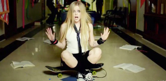 Avril Lavigne Lança Clipe De Heres To Never Growing Up E Online Brasil 