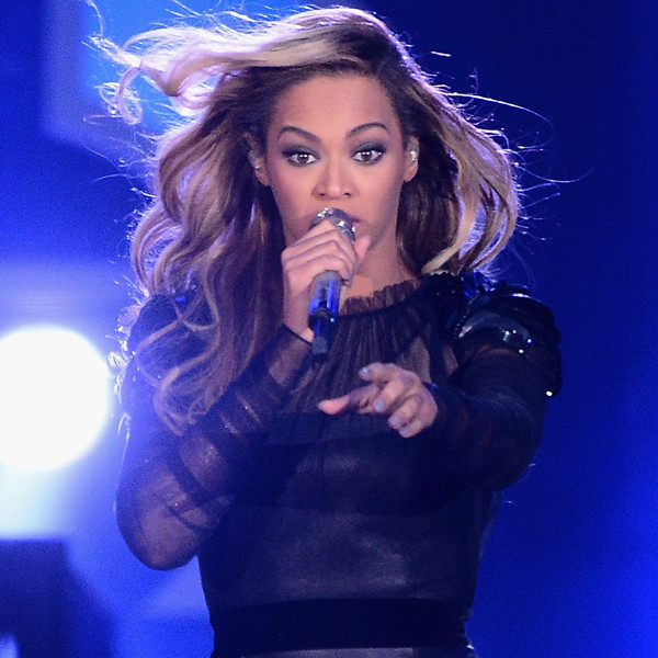 Beyoncé Pulled Off Stage by Overzealous Fan!