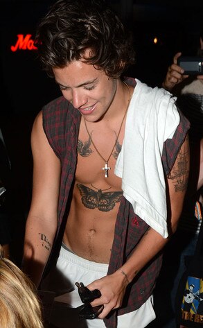 harry styles sin camiseta
