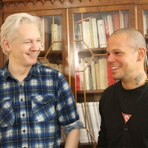 Julian Assange va sortir une chanson avec le groupe 