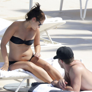 Stephen Amell And Pregnant Wife Hang Out Poolside E News