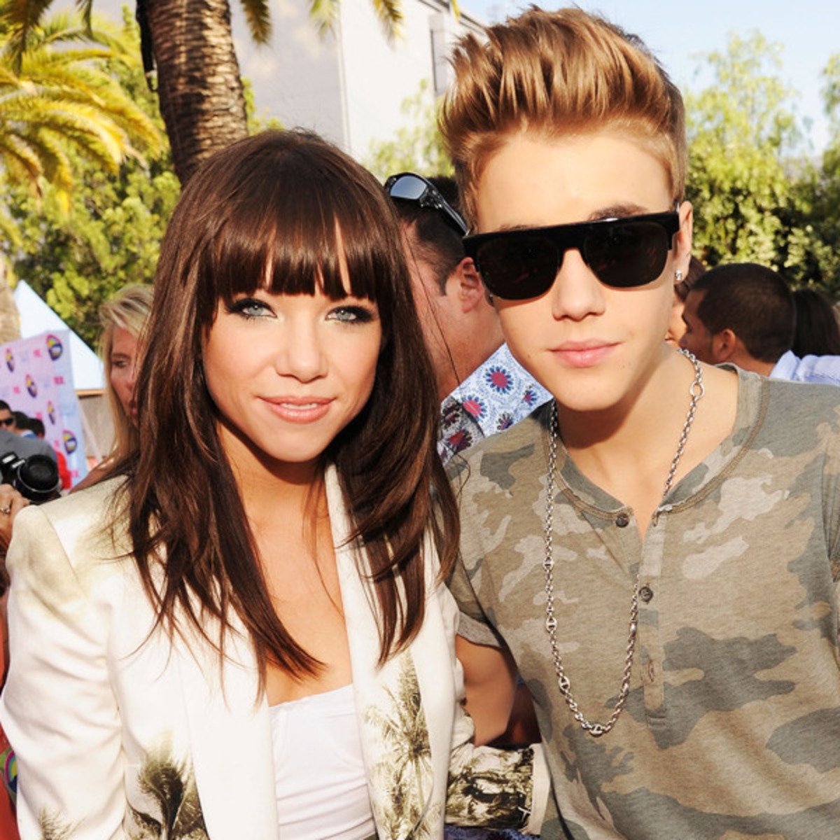 Carly Rae Jepsen Defends Justin Bieber E Online Carly Rae Jepsen Defends Justin Bieber E Online
