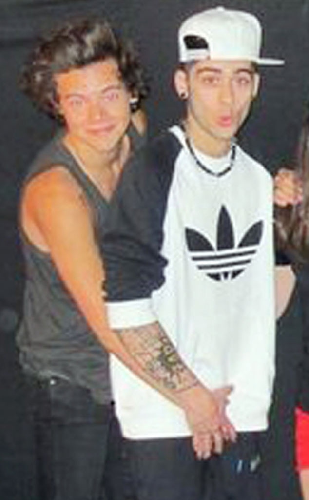 Harry Grabs Zayn’s Crotch!