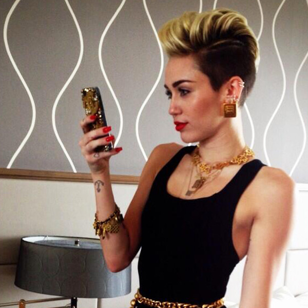 Miley Cyrus Caught Snapping Sexy Selfies—see The Pics E Online Au