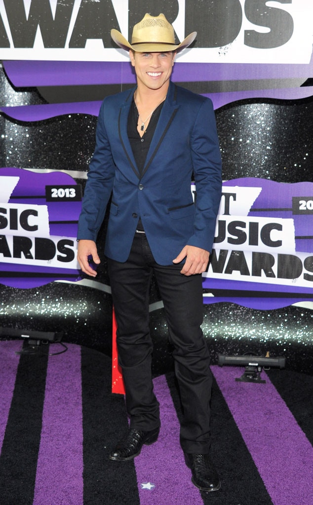 Dustin Lynch from 2013 CMT Music Awards Arrivals E! News