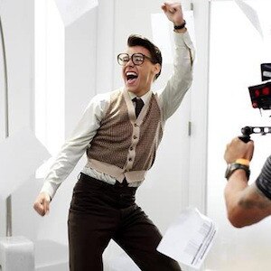 Harry Styles Se Transforma Em Nerd Para Clipe De Best Song Ever - E ...