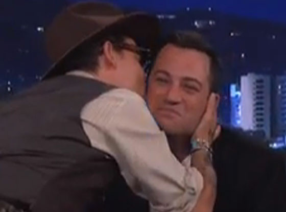 Video ¡johnny Depp Besó En La Boca A Jimmy Kimmel E Online