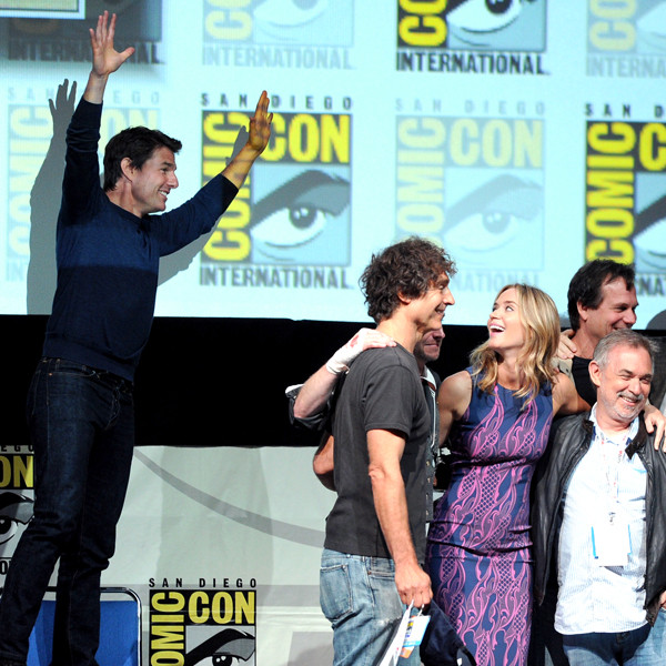 Tom Cruise Photobombs Edge of Tomorrow Cast, image size:1200x1200