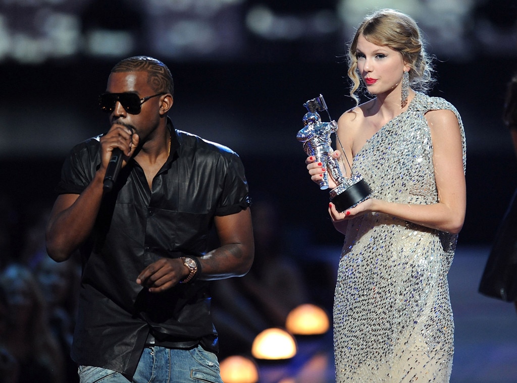 15년 후 Taylor Swift와 Kanye West의 MTV VMA 불화를 다시 살펴봅니다.