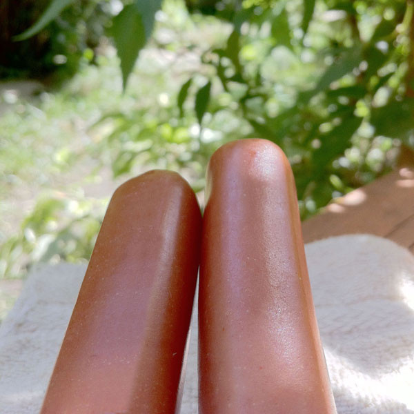 Ноги сосиски на пляже