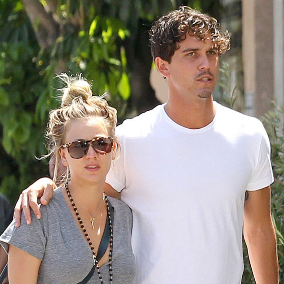 Sorry Superman Kaley Cuoco Steps Out With Ryan Sweeting E Online Au Kaley christine cuoco was born in camarillo, california, to layne ann (wingate) and gary carmine cuoco, a realtor. sorry superman kaley cuoco steps out