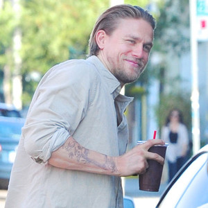 Charlie Hunnam Flashes Smile In Hollywood E News France