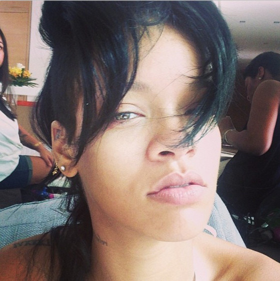 Rihanna publica foto sem maquiagem - E! Online Brasil