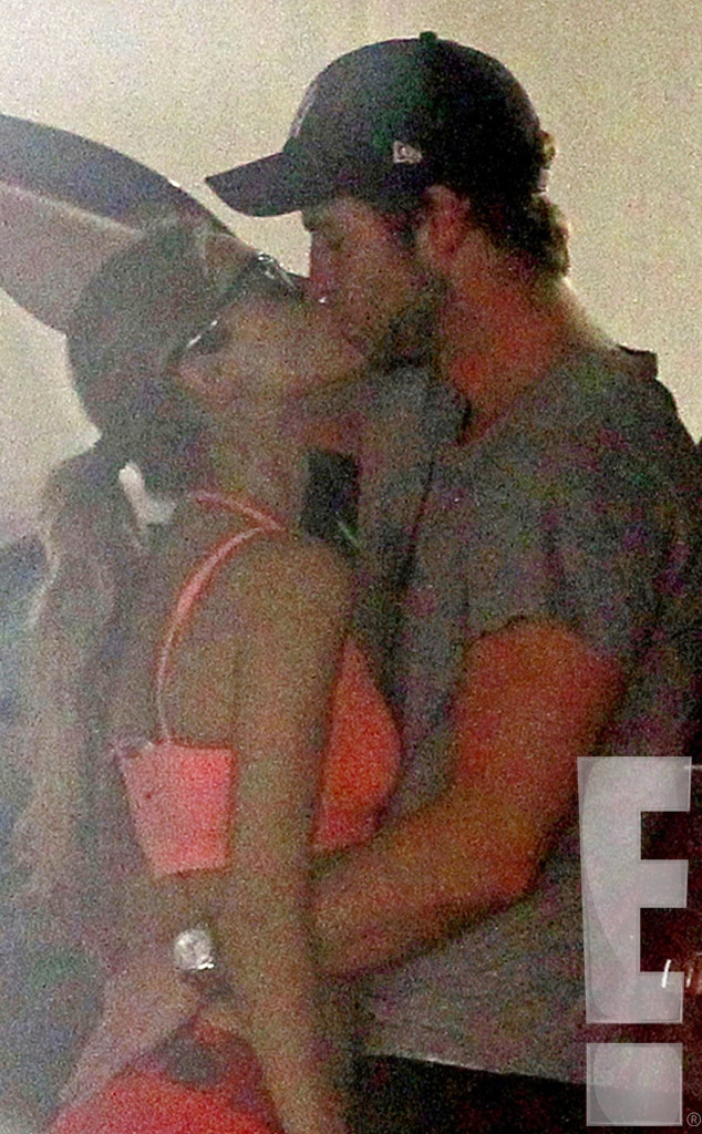 Liam Hemsworth, Eiza Gonzalez, Kissing