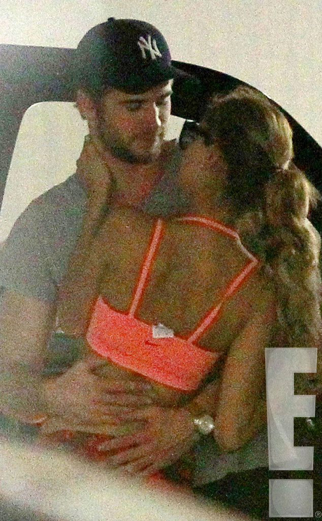 Makeout Sesh From Liam Hemsworth And Eiza Gonzálezs Steamy Makeout Session E News 