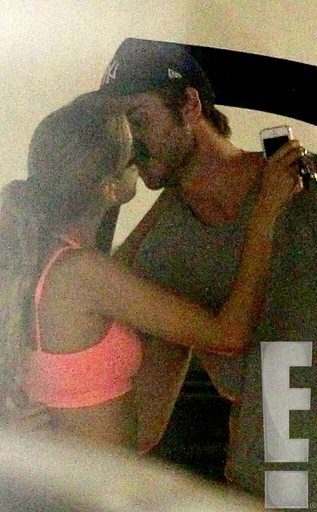 Liam Hemsworth, Eiza Gonzalez, Kissing