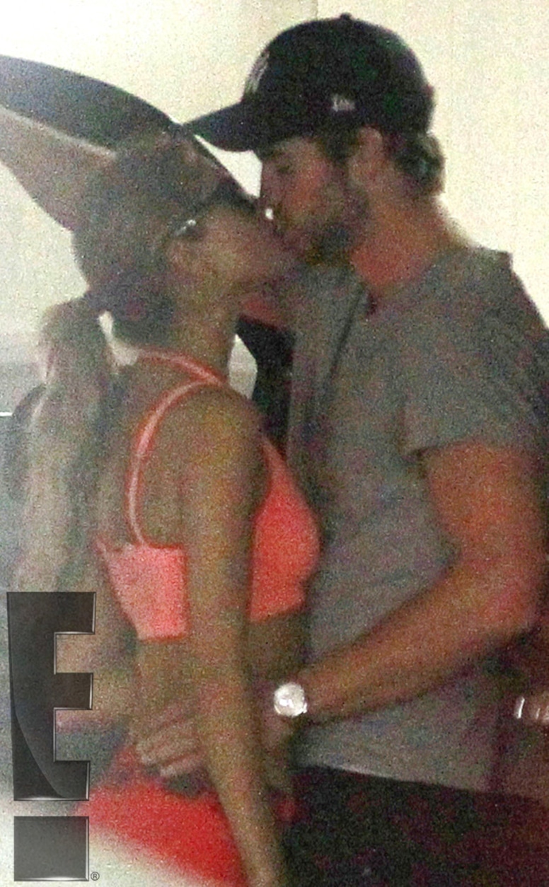 Liam Hemsworth, Eiza Gonzalez, Kissing