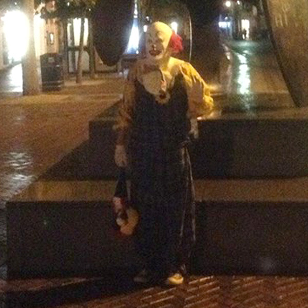 Клоуны пугают людей на улице. Клоун. Клоуны полотна художников 18 века. Диалог клоунов мем. Нортгемптонский клоун.