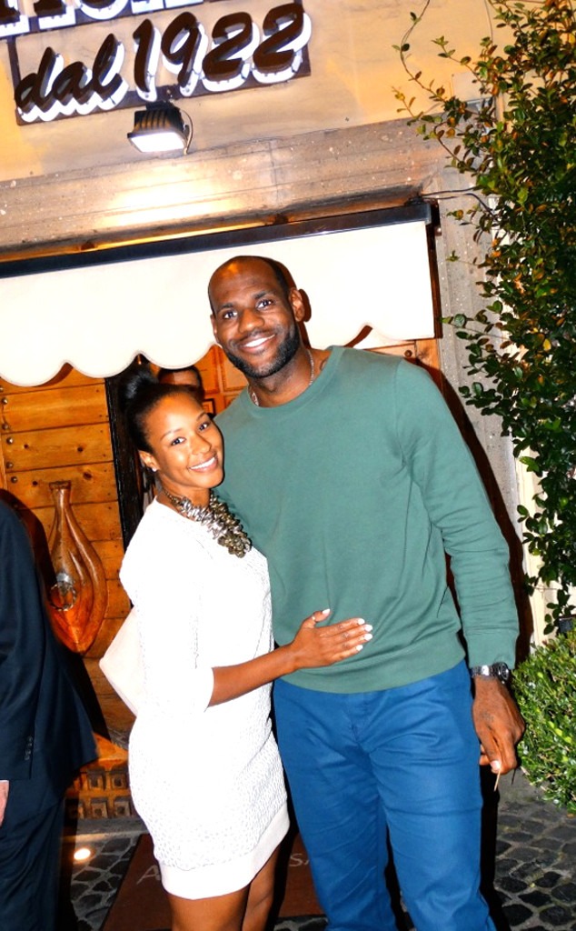 LeBron James Kisses His Wife Savannah Brinson During Their Honeymoon in ...