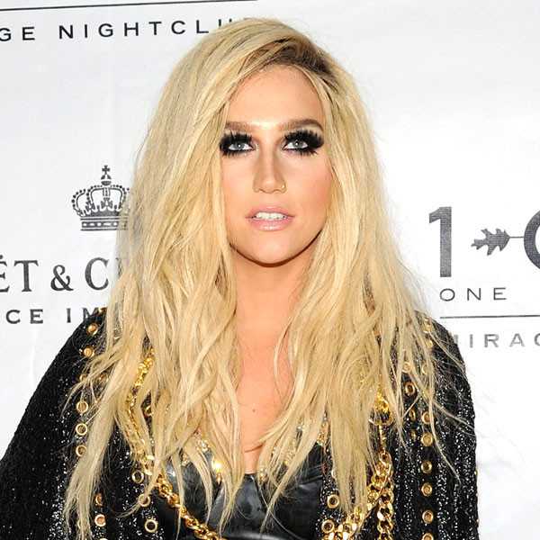 Ke$ha's Crazy Cape Look - E! Online - UK