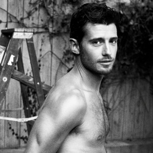 Pretty Little Liars Julian Morris Strips Naked—and We Do Mean Butt 