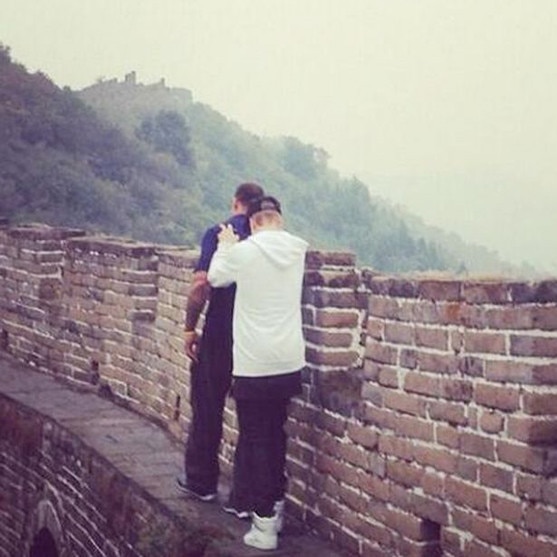 Justin Bieber Carried on Bodyguards' Shoulders at Great Wall of China ...