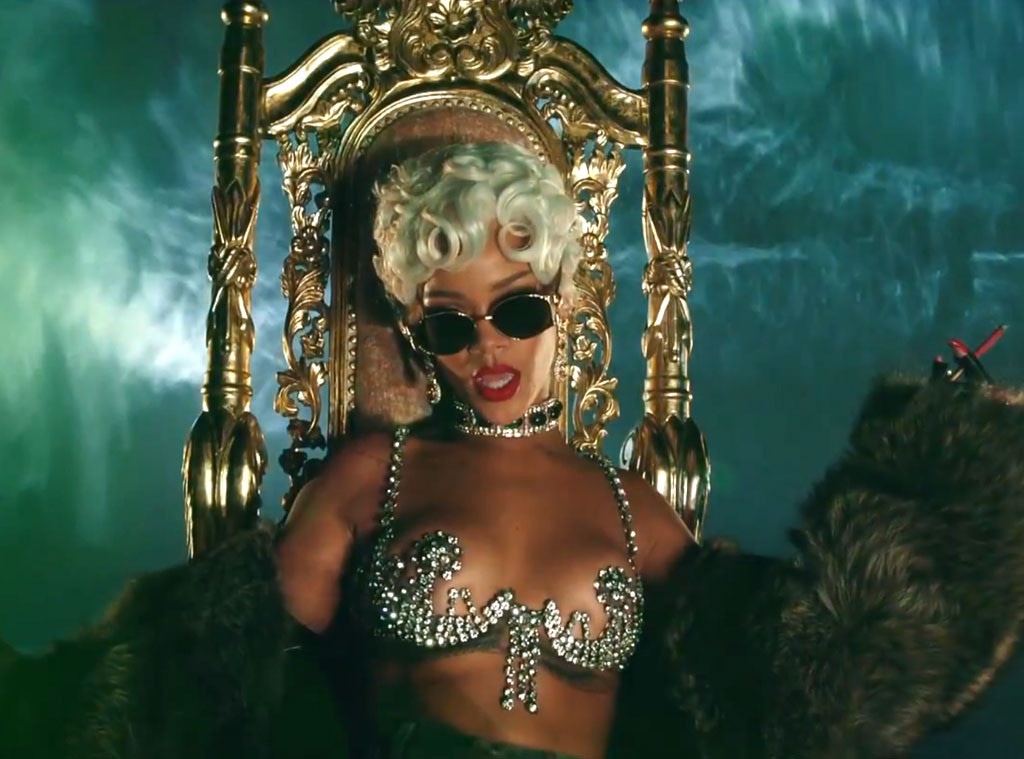 Rihanna, Pour It Up Video