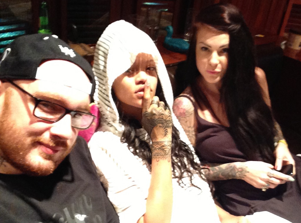 Look Rihanna Gets New Henna Inspired Tattoo All Over Her Hand E Online