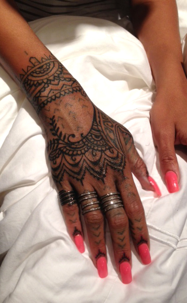 Look Rihanna Gets New Henna Inspired Tattoo All Over Her Hand E Online