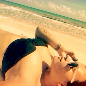 Demi Lovato Shows Off Toned Tummy In Bikini Selfie—see The Pics E News 8826