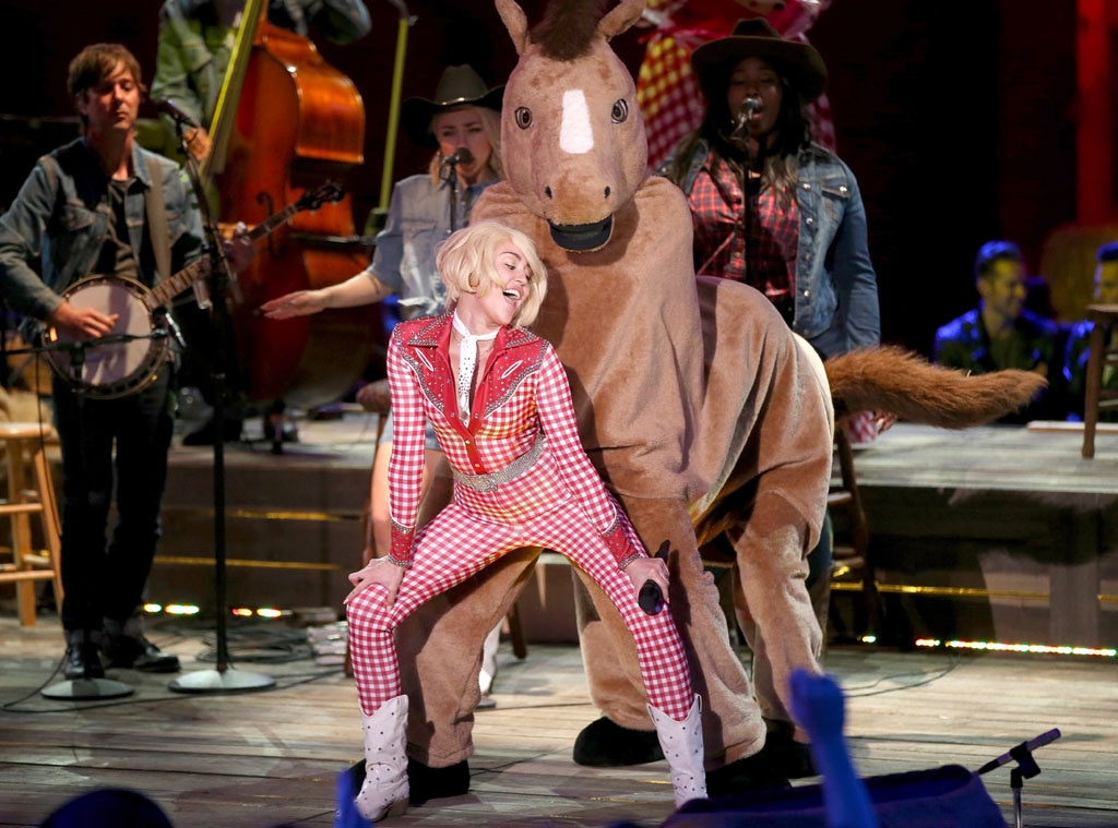 Miley Cyrus, Twerking, Horse