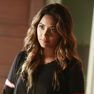 A Pretty Little Liars Movie Get The Scoop E News