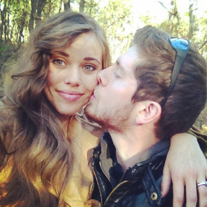 Jessa Duggar And Hubby Ben Seewald Engage In Sweet Pda—see Their Kissy Pic E News 