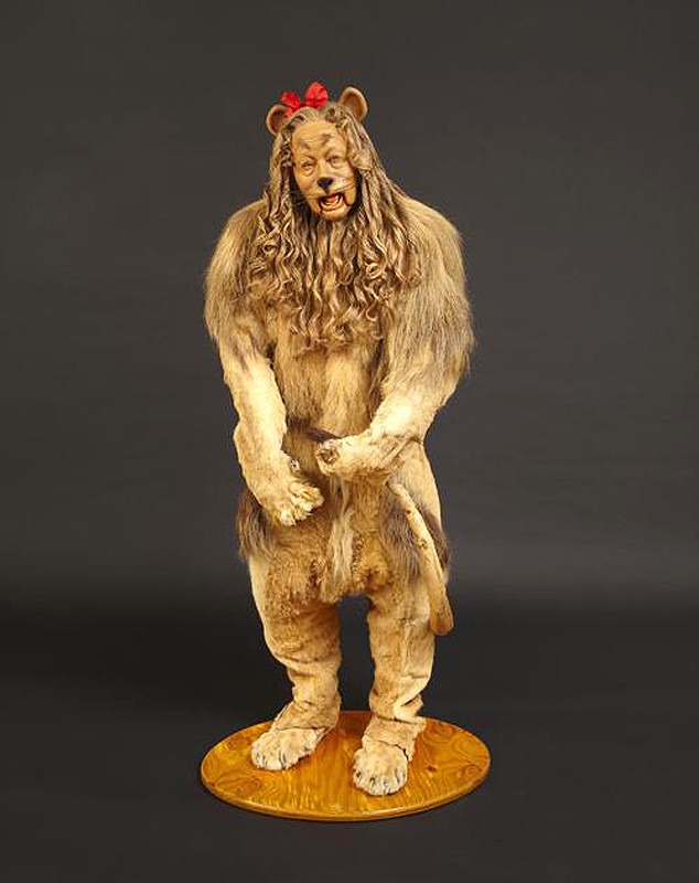 This Wizard Of Oz Cowardly Lion Costume Just Sold For More Than 3