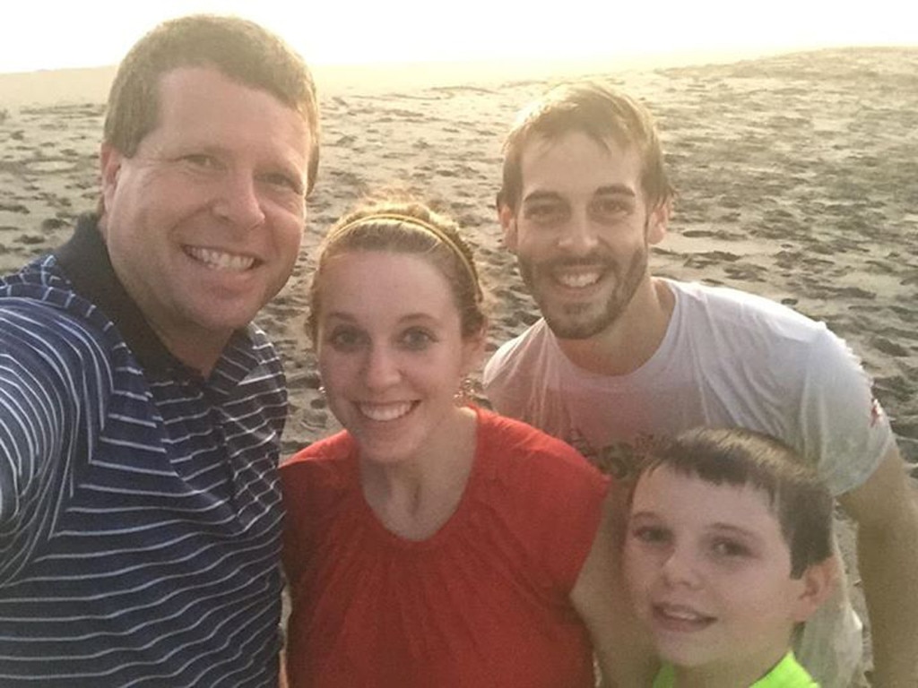 Gdzie Jill Duggar stoi z rodzicami Michelle i Jimem Bobem Duggarami