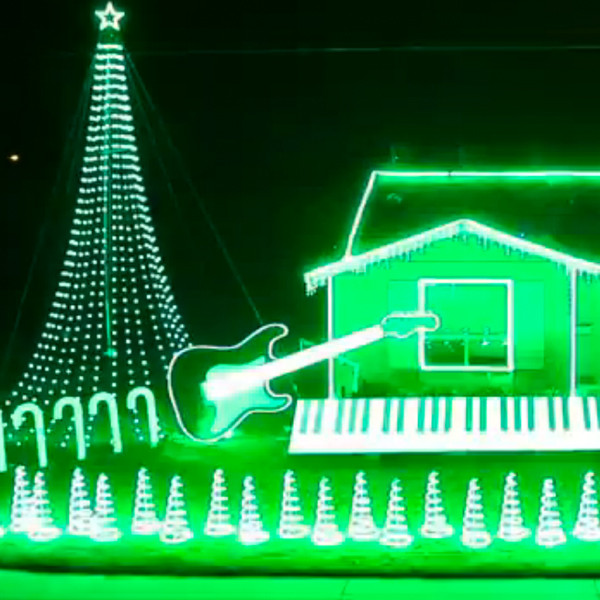 Watch This Amazing Star Wars Christmas Light Show