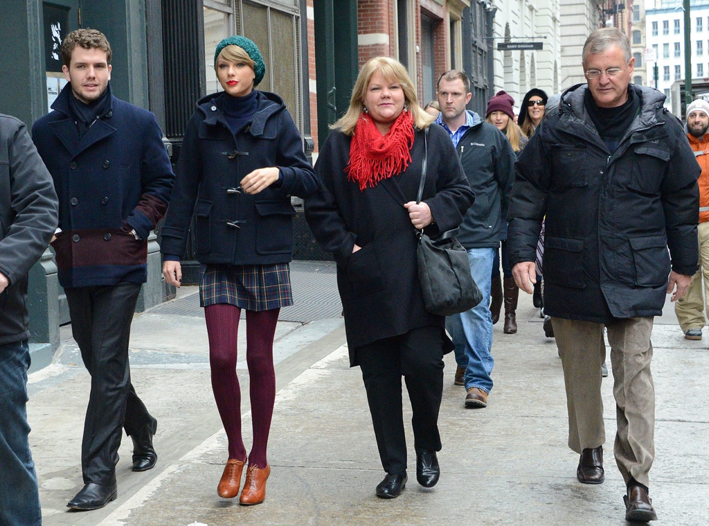 Inside Taylor Swift's Tight Bond With Her Mom and Dad - E! Online