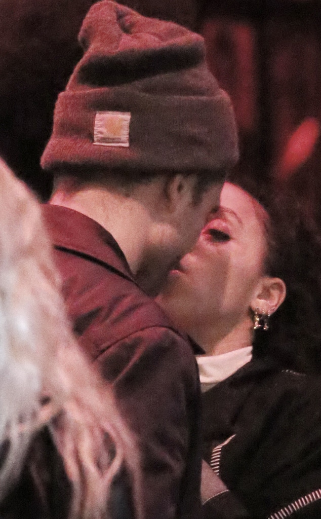 Pda Alert Robert Pattinson And Fka Twigs Kiss During Date Night In L A —see The Cute Pics E News