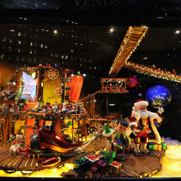 Christmas macy york window display outdoor flagship decorations displays Macy's, New York from Holiday Window Displays | E! News