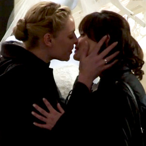 First Look Katherine Heigl And Alexis Bledel Play Lesbian Couple Smooch In Jennys Wedding E 